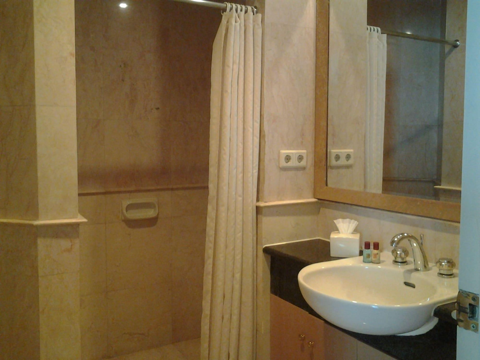 Batavia Hotel & Serviced Apartments Джакарта Екстериор снимка