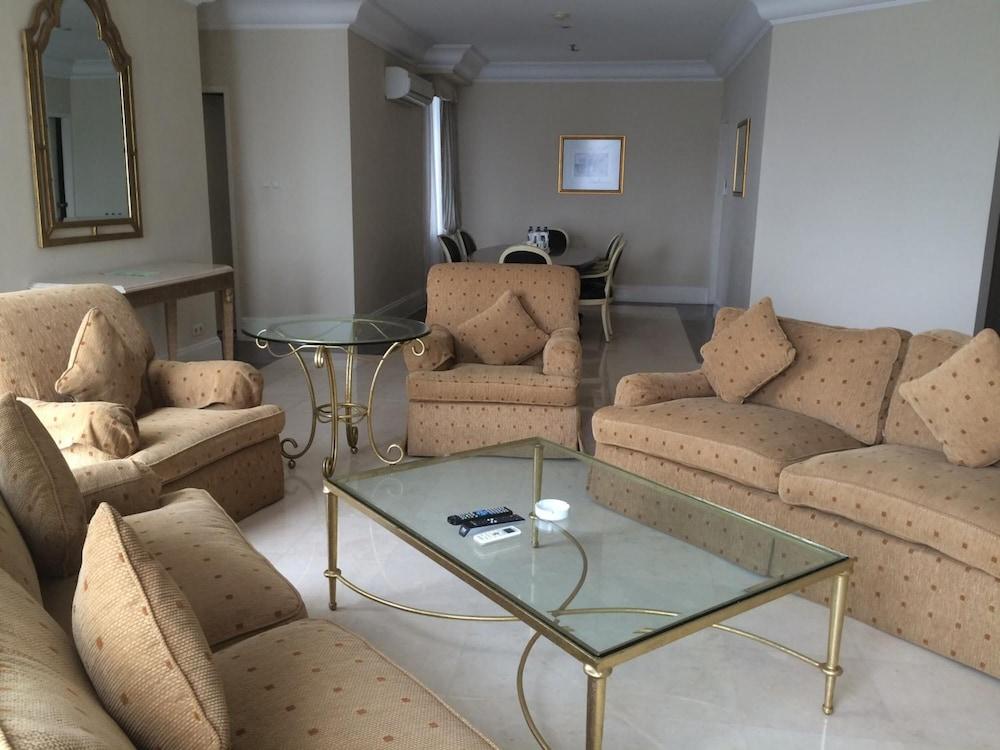 Batavia Hotel & Serviced Apartments Джакарта Екстериор снимка