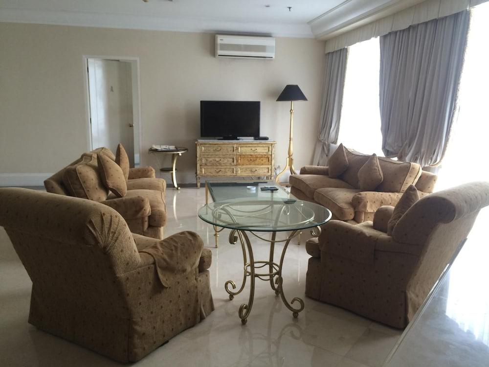 Batavia Hotel & Serviced Apartments Джакарта Екстериор снимка