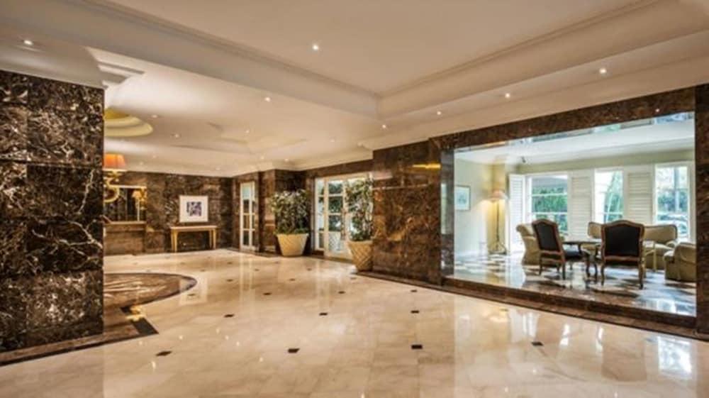 Batavia Hotel & Serviced Apartments Джакарта Екстериор снимка