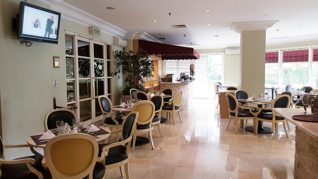 Batavia Hotel & Serviced Apartments Джакарта Екстериор снимка