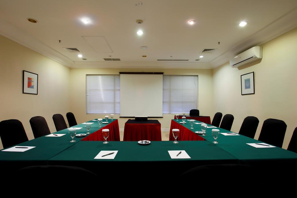Batavia Hotel & Serviced Apartments Джакарта Екстериор снимка