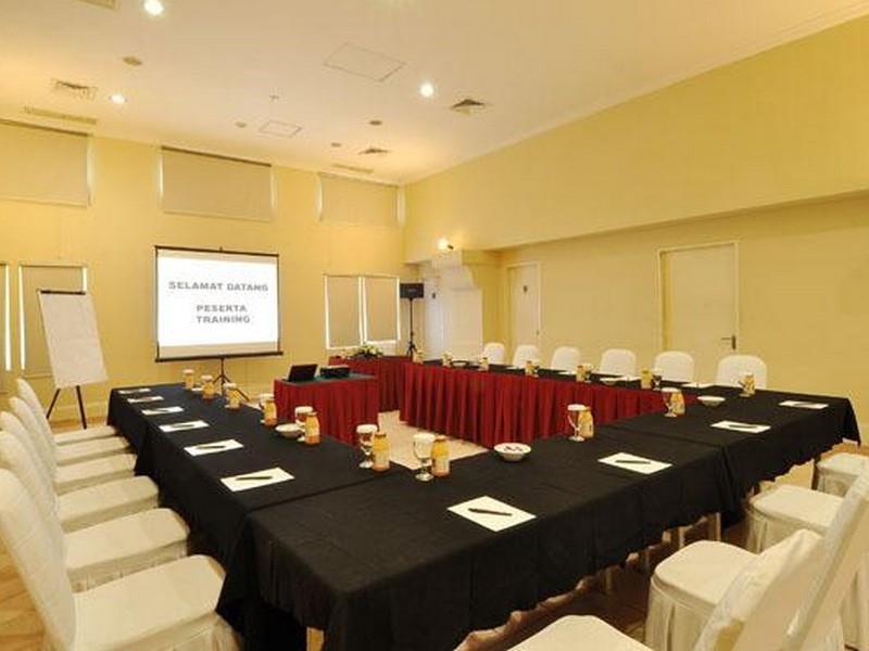 Batavia Hotel & Serviced Apartments Джакарта Екстериор снимка
